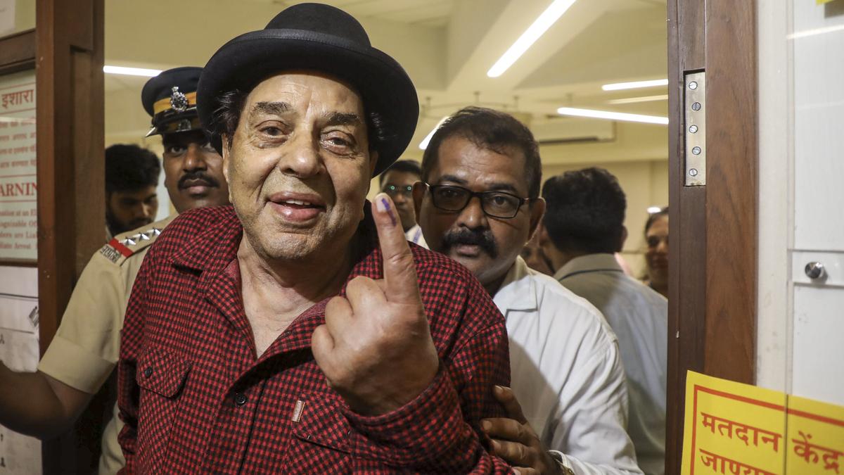 Lok Sabha Elections 2024: 88 year old Dharmendra casts his vote;  Hema Malini, Esha Deol also included