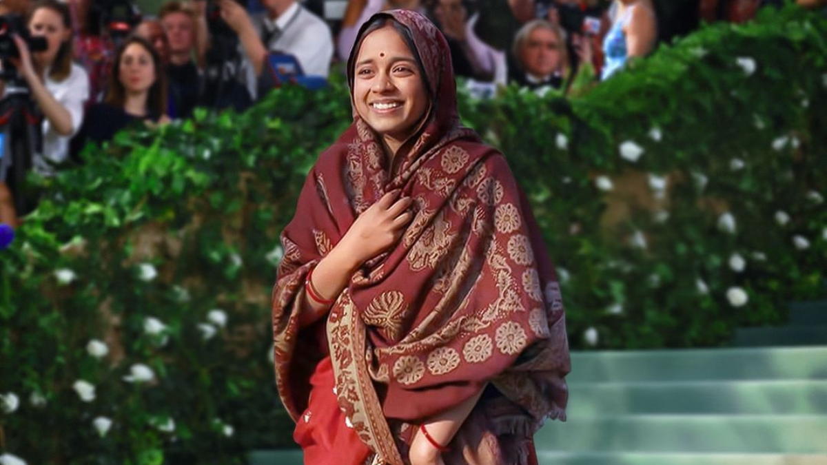 Nitanshi Goyal  This ‘Missing Ladies’ actress arrived at Met Gala 2024!  The actress posed in a red saree and maroon shawl.  Navabharata (Navabharata)