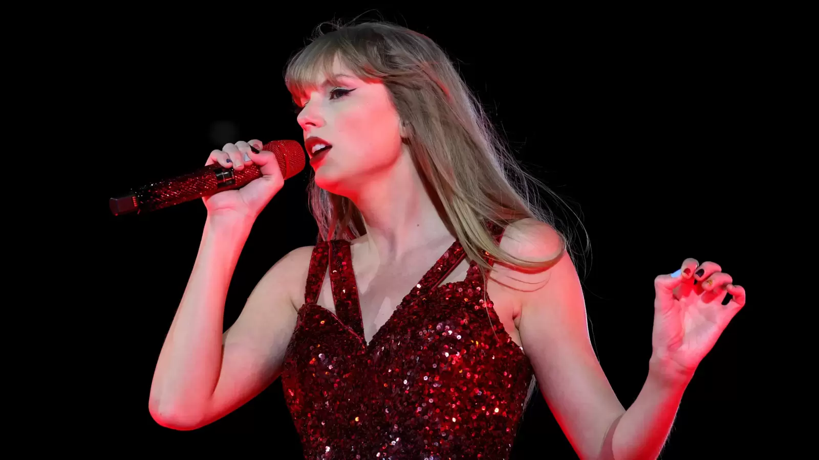 Taylor Swift's French tour kicks off with a surprise bang: Swifties' dreams of getting wet come true