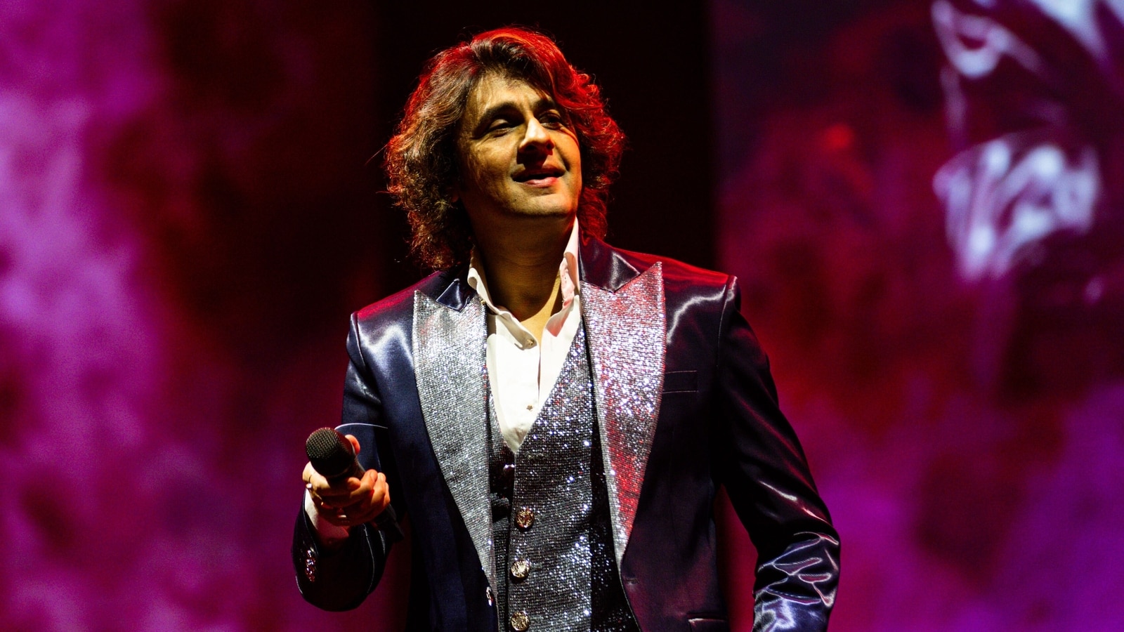 A man accused Sonu Nigam during the concert, still kept singing, fans praised the singer: 'Sur nahi chhoda'