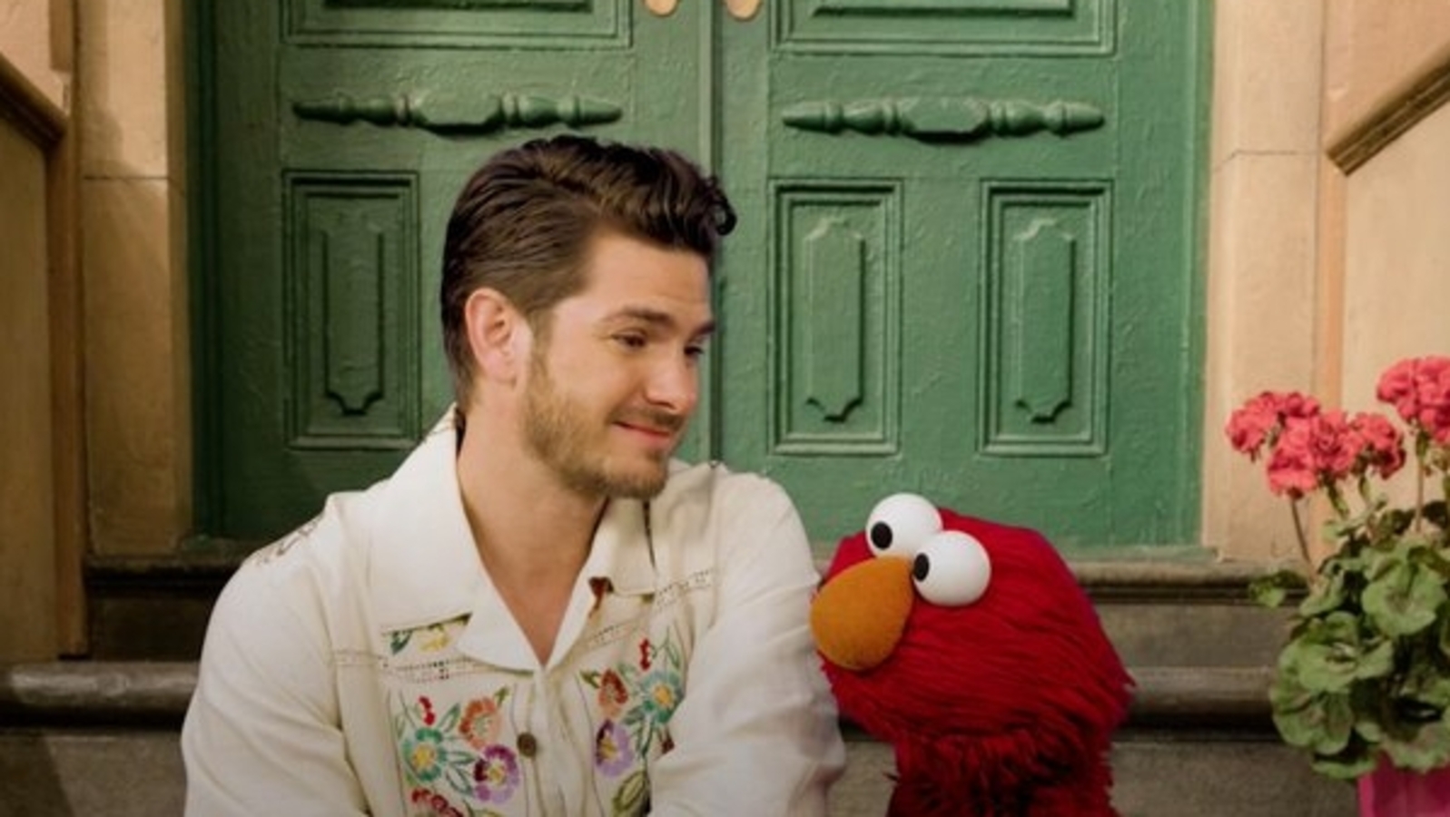 Andrew Garfield gets emotional while talking to Elmo about his mother's death: 'Grief is like a gift'