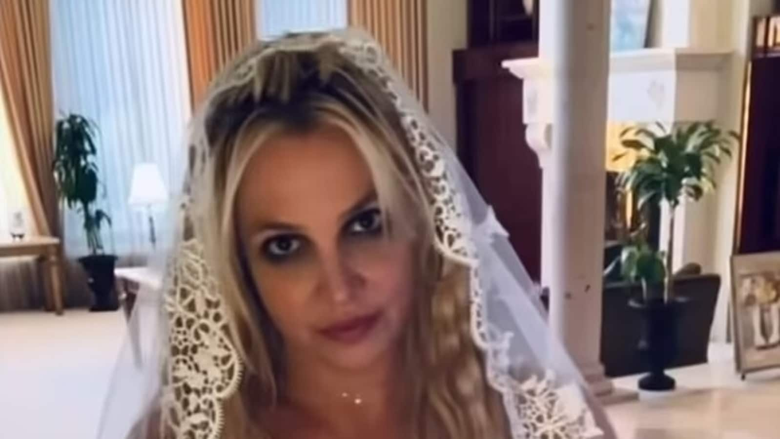 Britney Spears shocks fans by announcing she’s married, heads off for honeymoon: ‘Turks and Caicos I’m here’