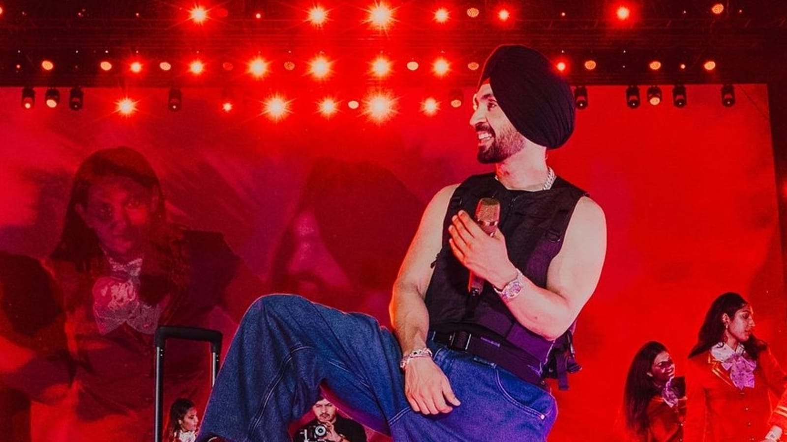 Diljit Dosanjh gave the sweetest response when a little fan asked him to sing loudly: ‘Son, come, I have tickets for you…’