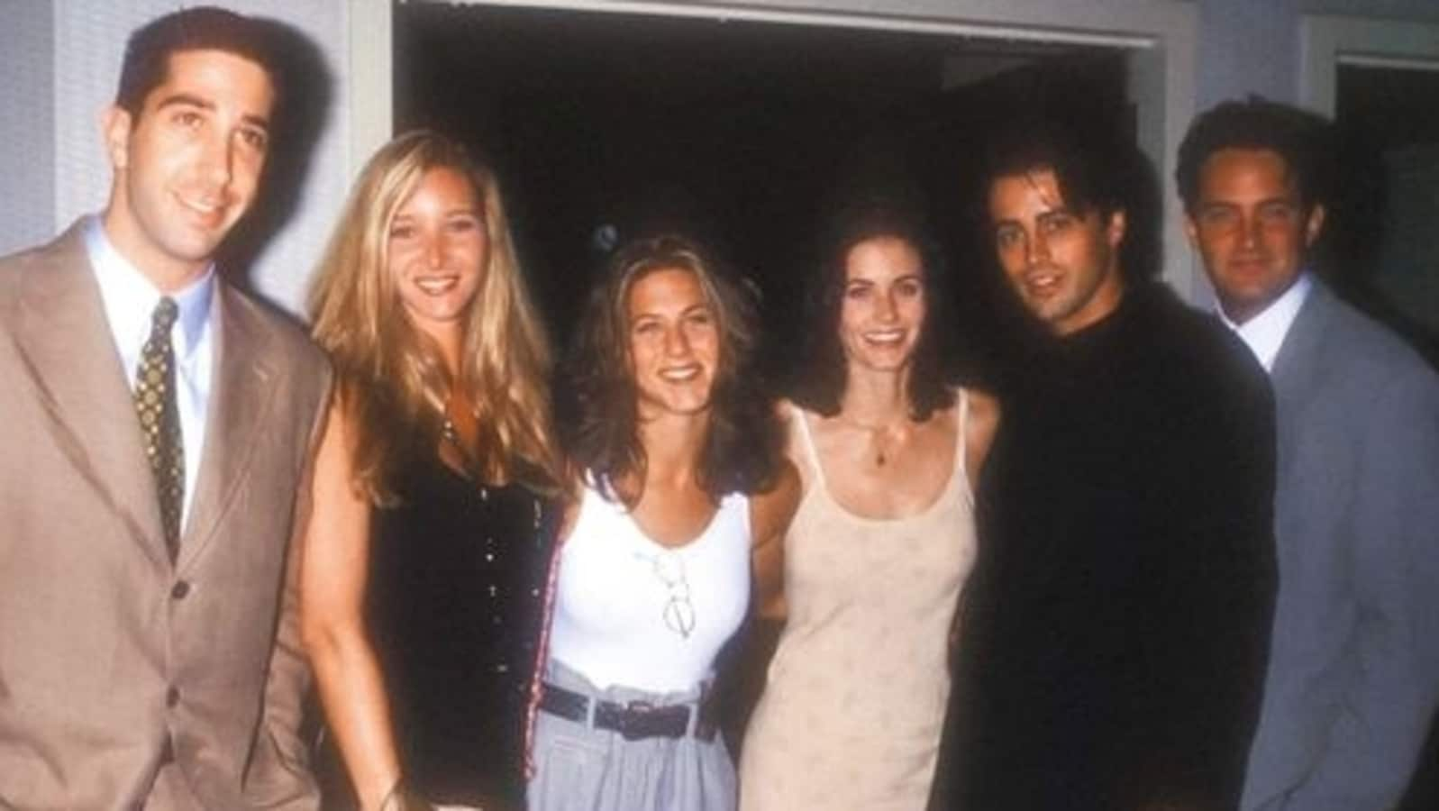 Friends cast remembers Matthew Perry on his first anniversary; Share unseen photos from your days on the show