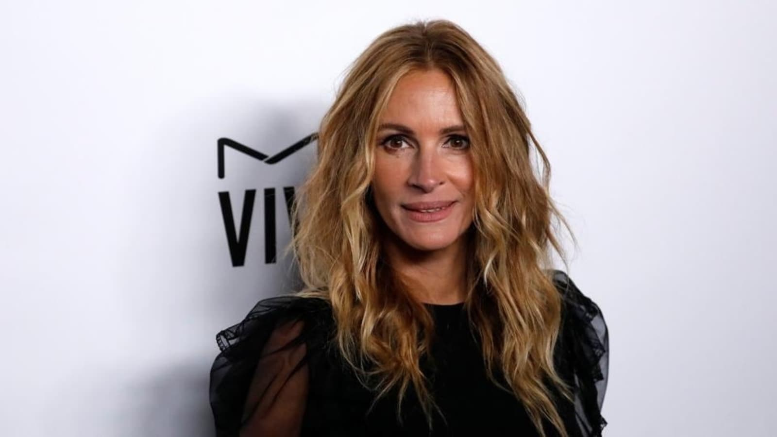 Julia Roberts endorses Kamala Harris for president, asks wives of Donald Trump supporters to secretly vote for her