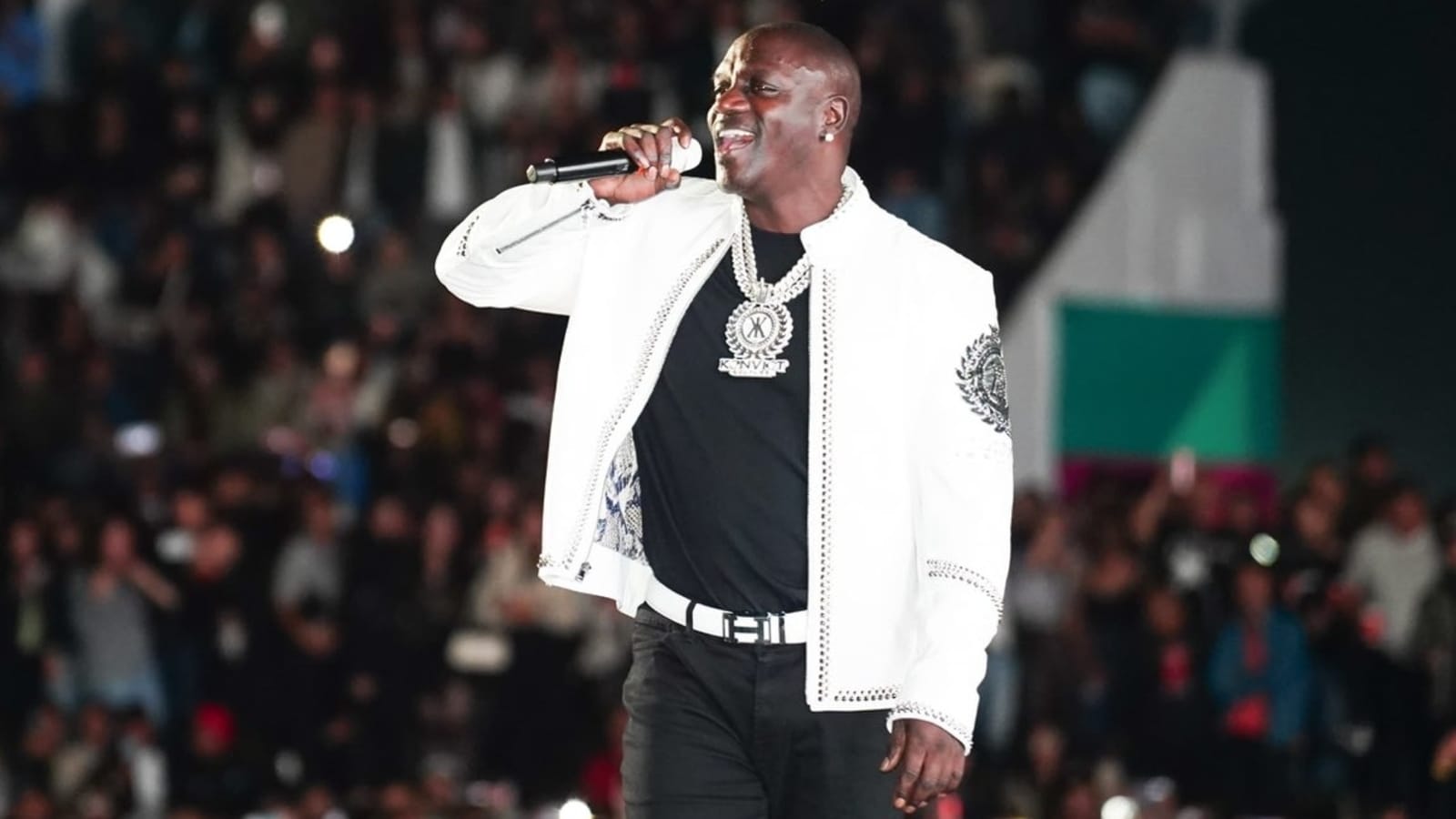 Akon performs Chammak Challo in Shillong, fans can’t keep calm. Watch