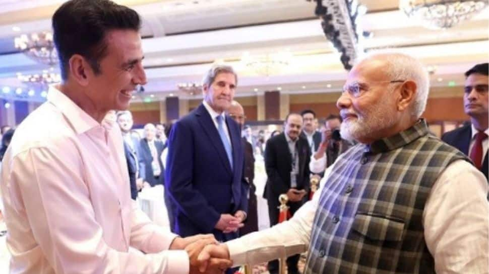 Akshay Kumar meets PM Modi at media summit in Delhi