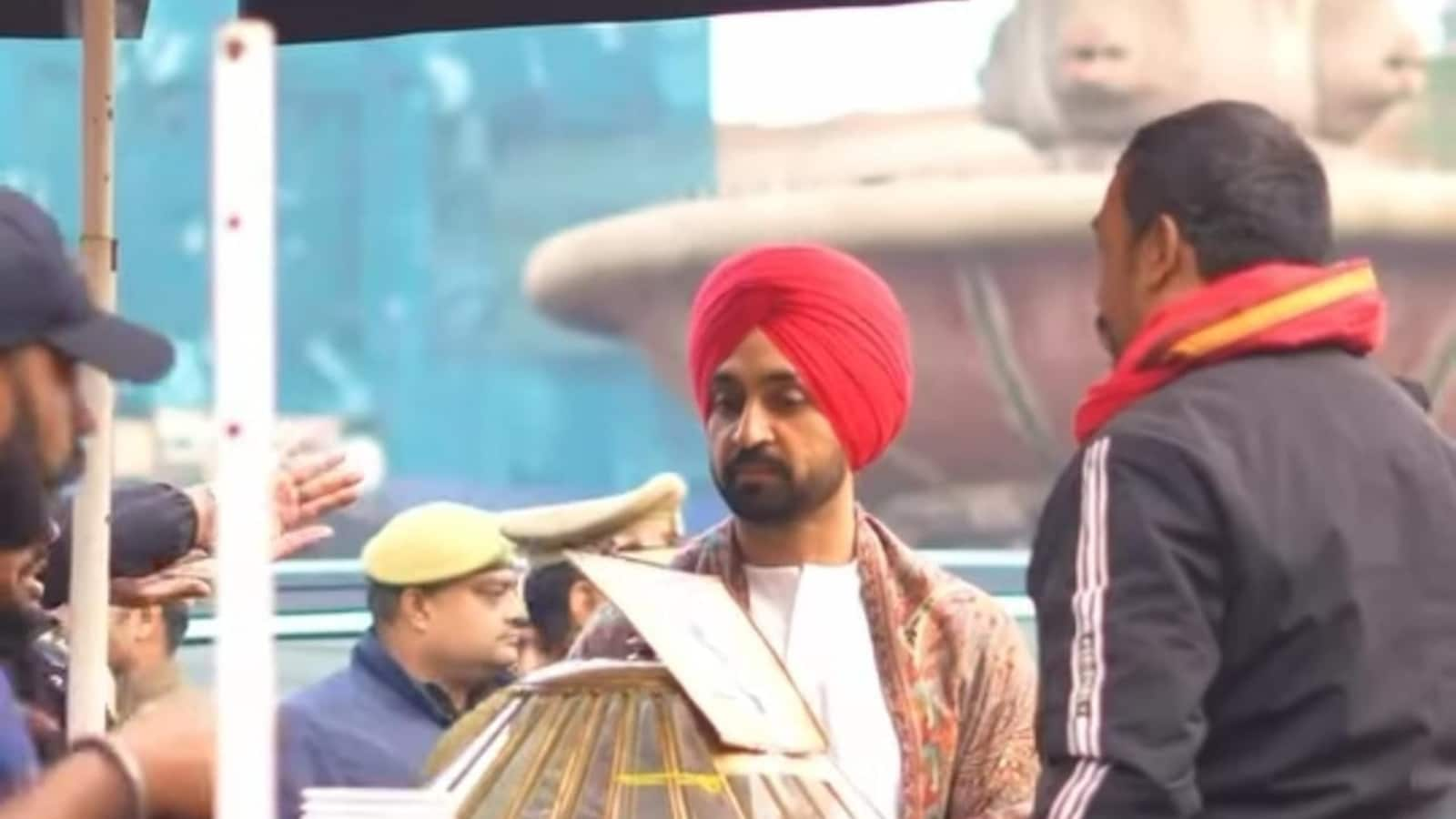 Dil-Luminati India Tour: Diljit Dosanjh visits Lucknow market before his performance. Watch