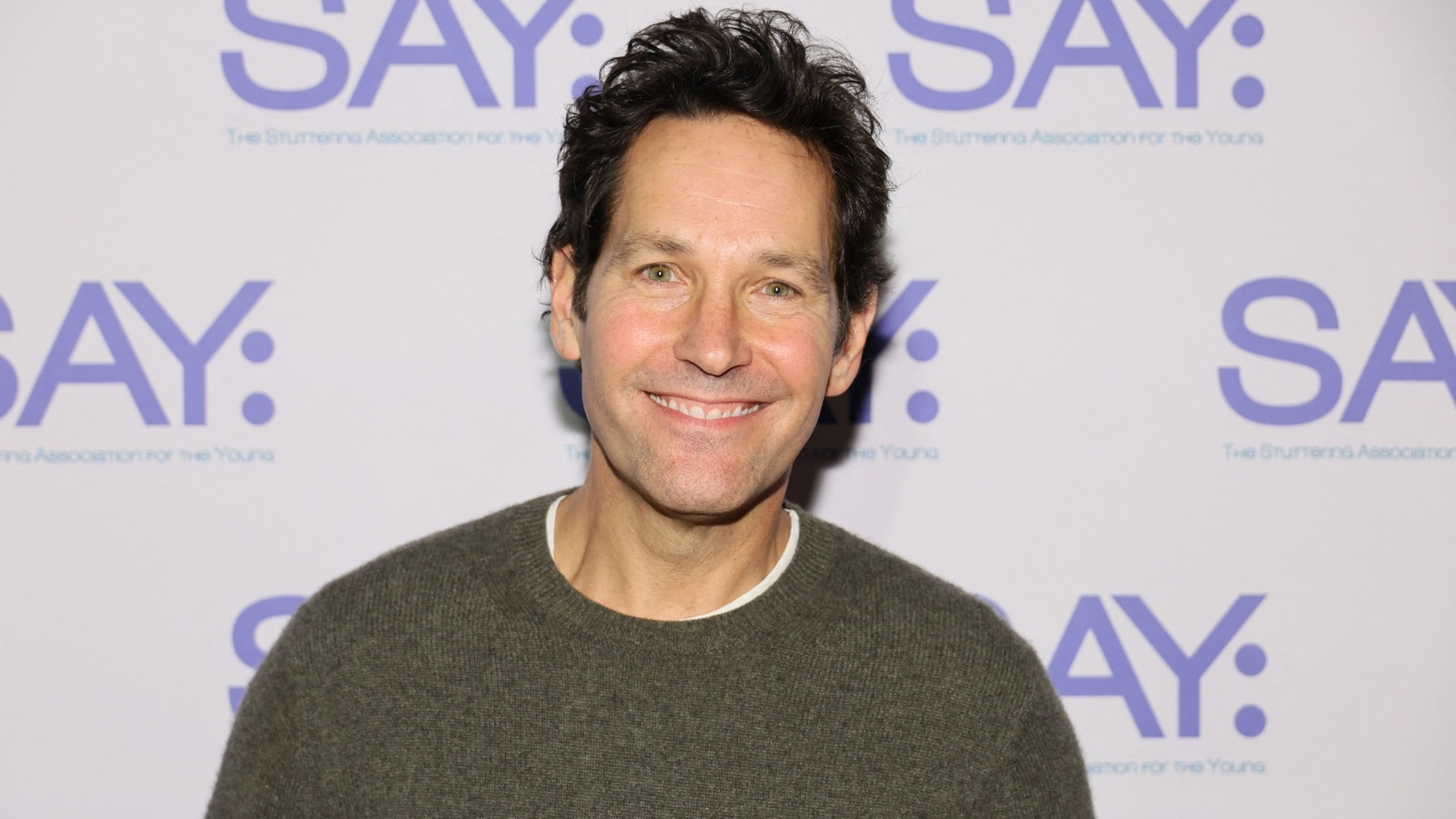 Pennsylvania: Paul Rudd surprises voters in long queues by distributing water, fans call him 'national treasure'