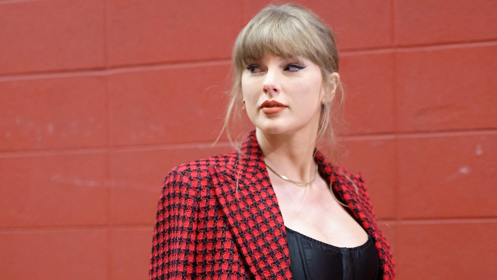 Taylor Swift rebukes security for yelling at photographers during her arrival at the Chiefs game