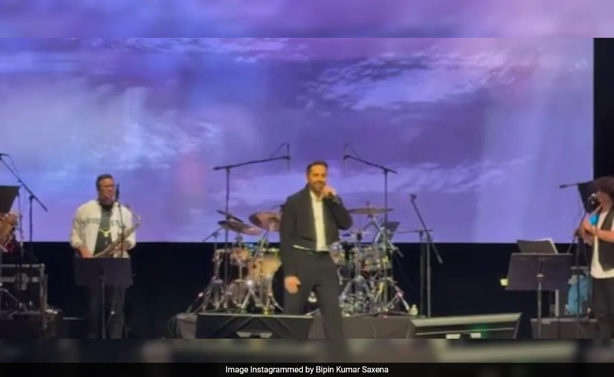 WATCH: Ayushmann Khurrana reacts after fan throws dollars at him during US concert