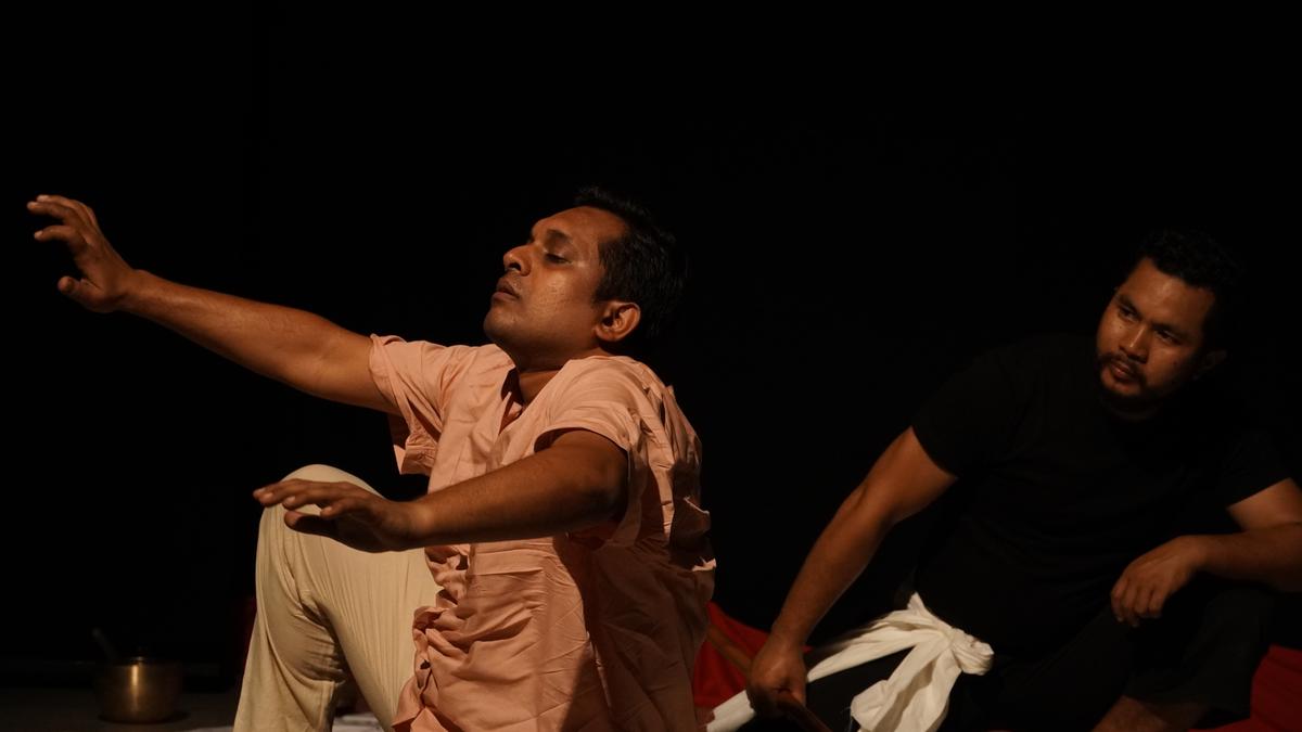 Bengaluru Theater | Vivek Vijaykumaran's non-verbal game 'It it you' identity explorers