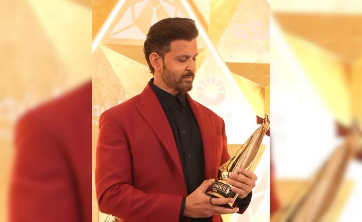 Hrithik Roshan honored Morgan Freeman, Matthew McConaghi at Joy Awards in 2025