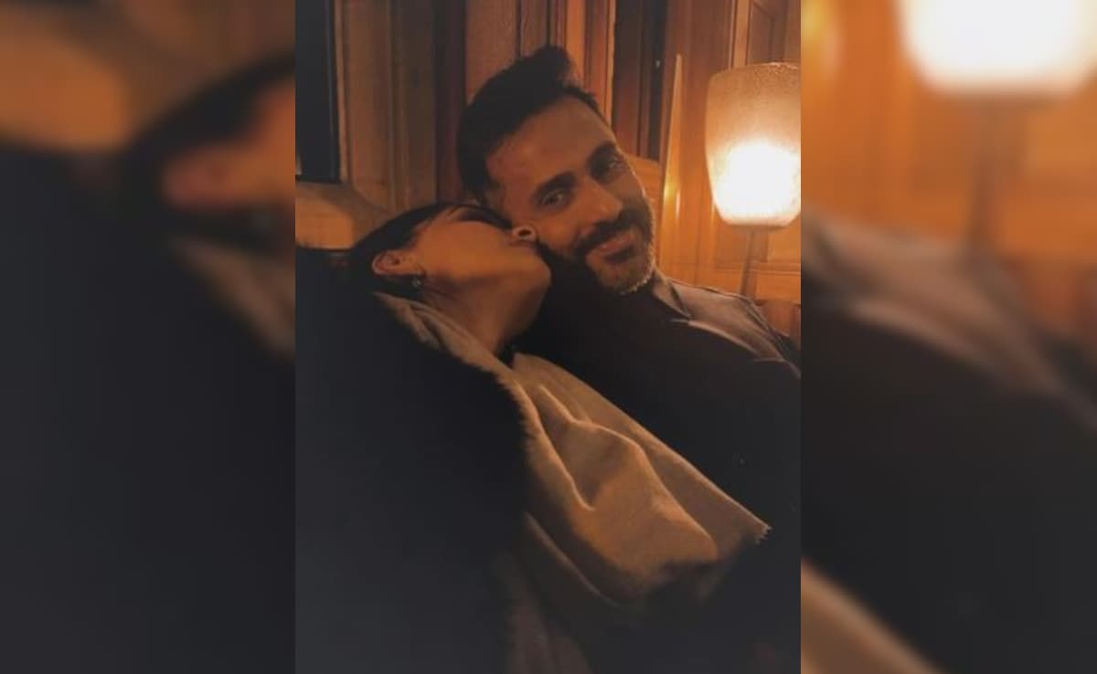 Famine-jam photos with Anand Ahuja's wife Sonam Kapoor, son Vayu, really love