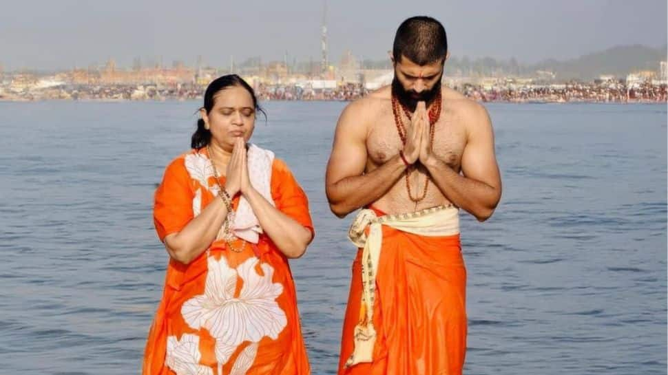 Maha Kumbh 2025: VIDI 12 teaser, Vijay Devarakonda took a holy dip with mother at Triveni Sangam