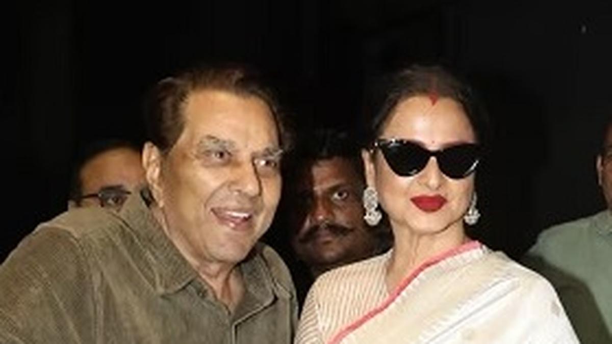 Rekha, Dharmendra’s heartbreaking reunion stole the spotlight at the ‘Lvavapa’ screening