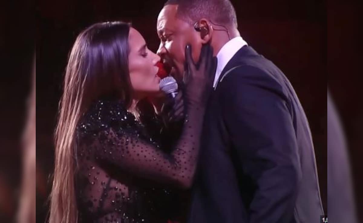 The Will Smith almost kisses Martinez during the performance. Internet Zaida Pinket is "waiting" for Smith's response