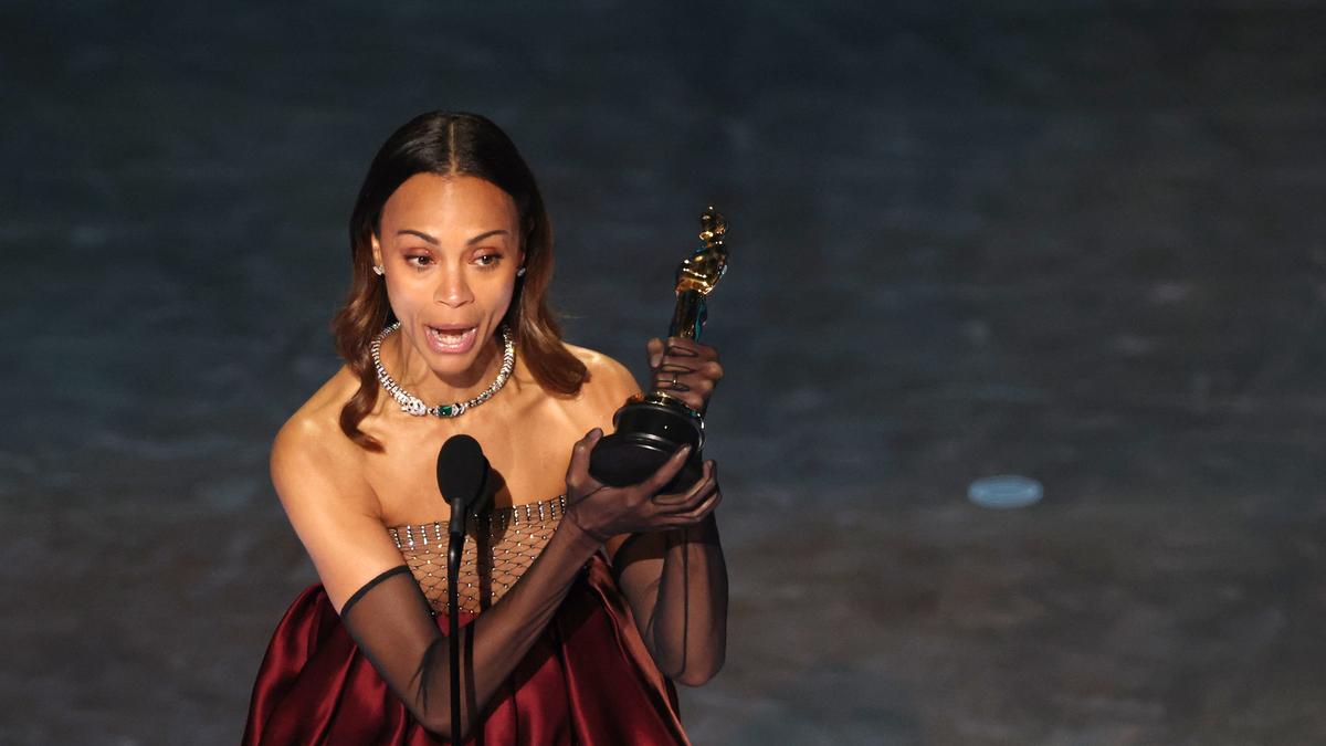 Oscar 2025 | Zo Saldana wins the best supporting actress for ‘Emilia Perez’